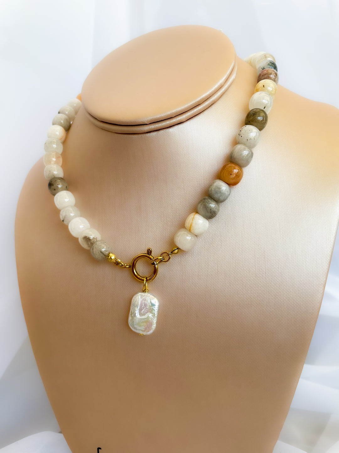 Farrah b: FRONT ROW Beaded Jasper and Pearl Necklace in White (NBD8)