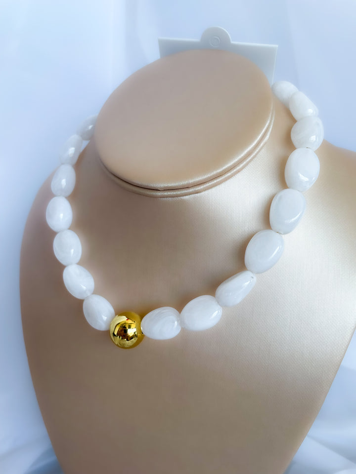 Farrah b: CENTER OF ATTENTION Statement Necklace White (NBD10)