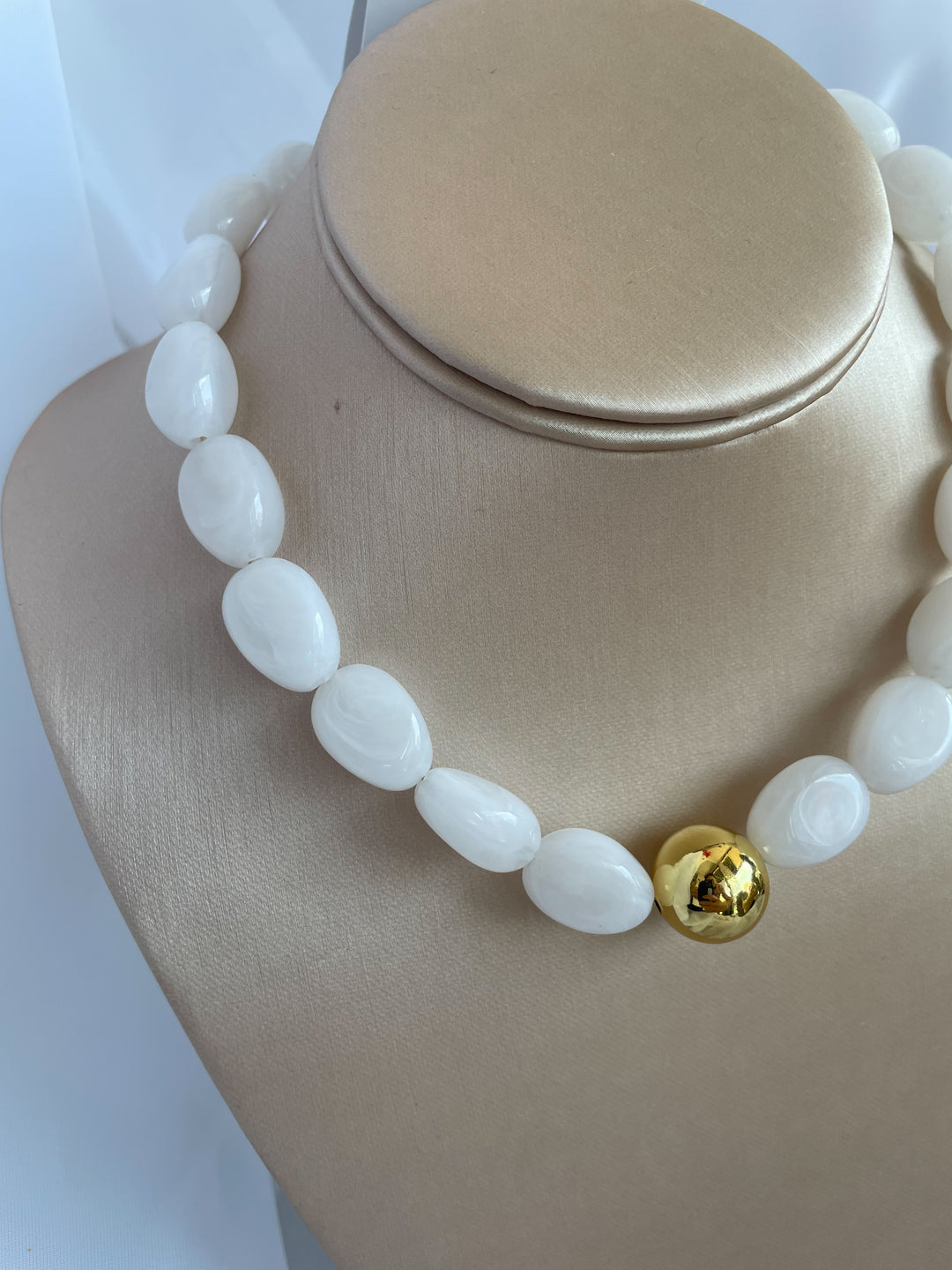 Farrah b: CENTER OF ATTENTION Statement Necklace White (NBD10)