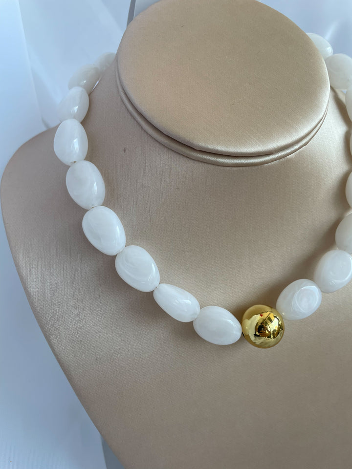 Farrah b: CENTER OF ATTENTION Statement Necklace White (NBD10)
