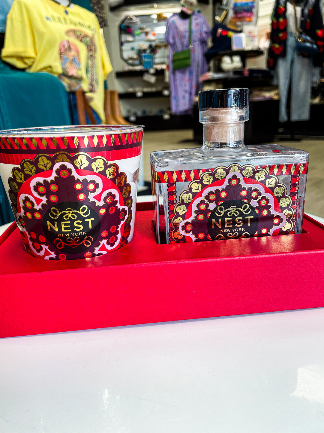 Nest: Decorative Classic Candle & Diffuser Set in Holiday