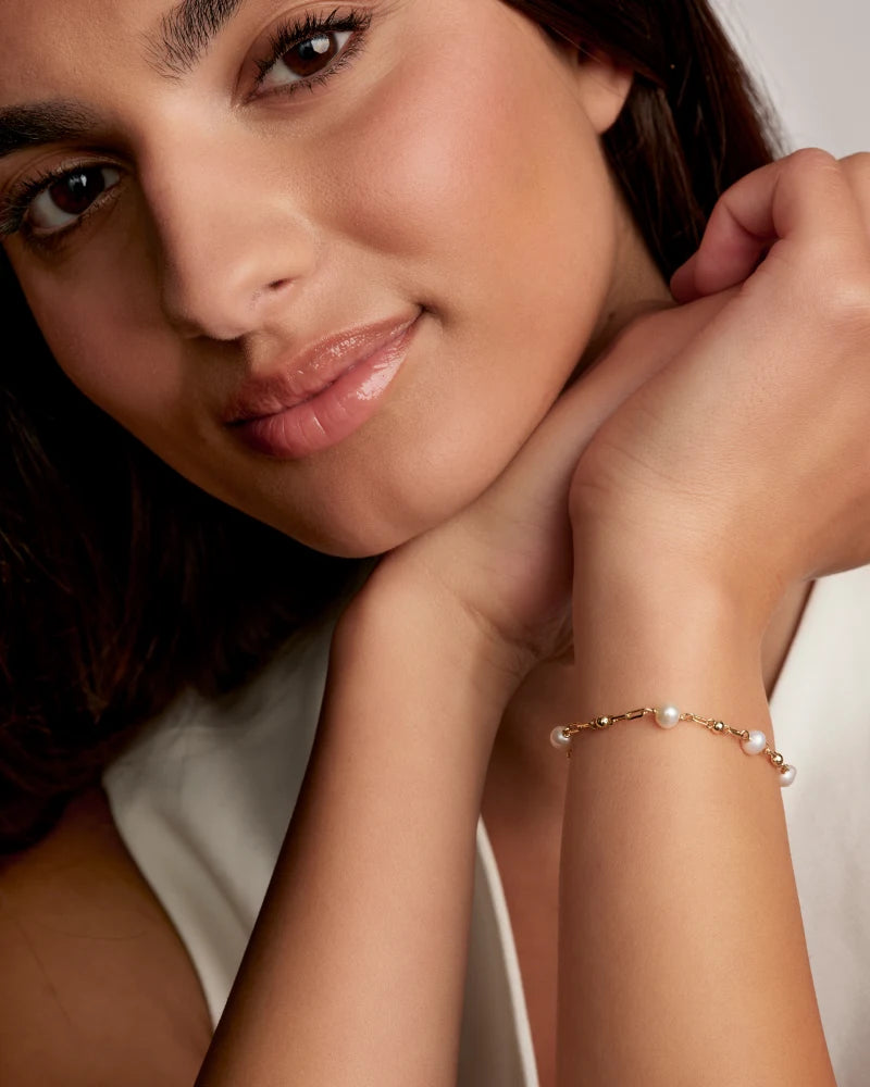 Kendra Scott: Ashton Chain Bracelet in Freshwater Cultured Pearl in Gold - The Vogue Boutique