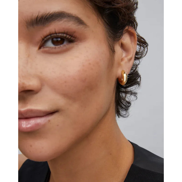 Kendra Scott: Mikki Metal Huggie Earrings - The Vogue Boutique