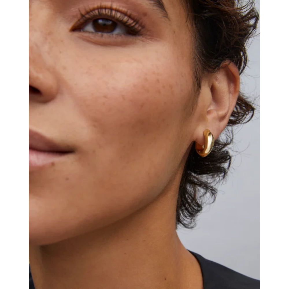Kendra Scott: Mikki Metal Huggie Earrings - The Vogue Boutique