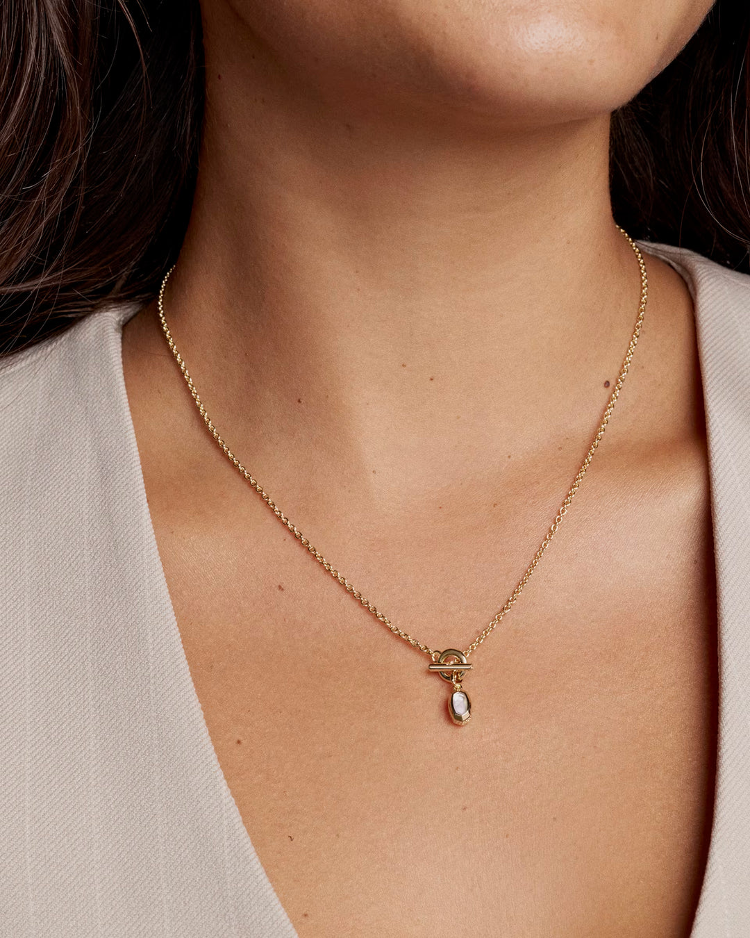 KENDRA SCOTT: MINI ELISA TOGGLE SHORT PENDANT NECKLACE IN GOLD IVORY